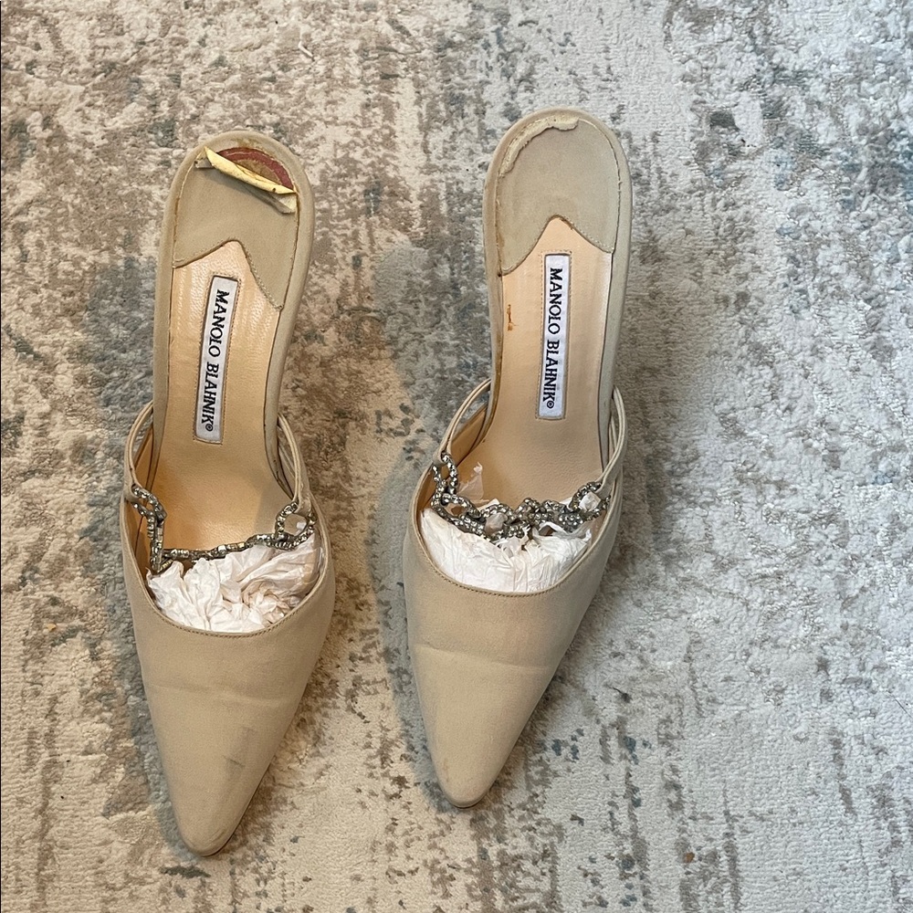 Manolo Blahnik (authentic) Cream Pointed Toe Mules with Silver Chain - Picture 8 of 12